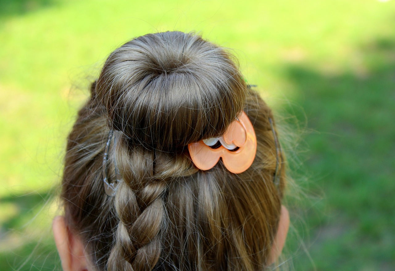 Chignons d'exception : Découvrez la barrette luxe en matériaux nobles qui sublime votre féminité