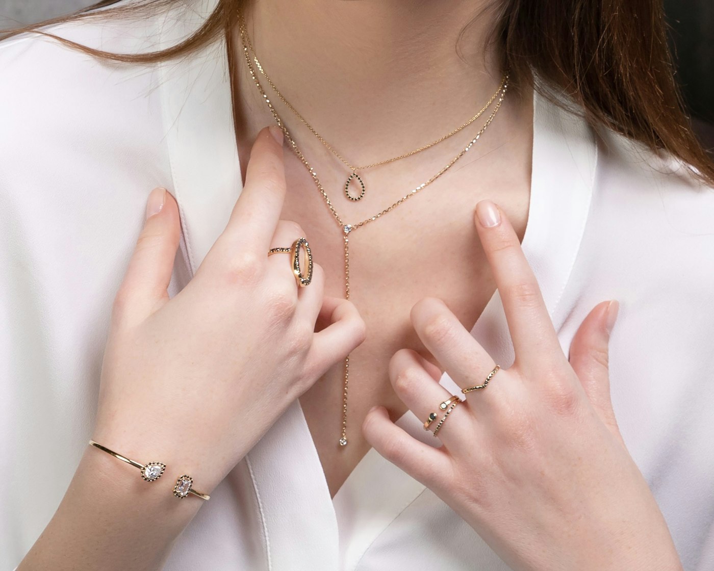 Gros plan sur une personne portant des bagues et un collier
