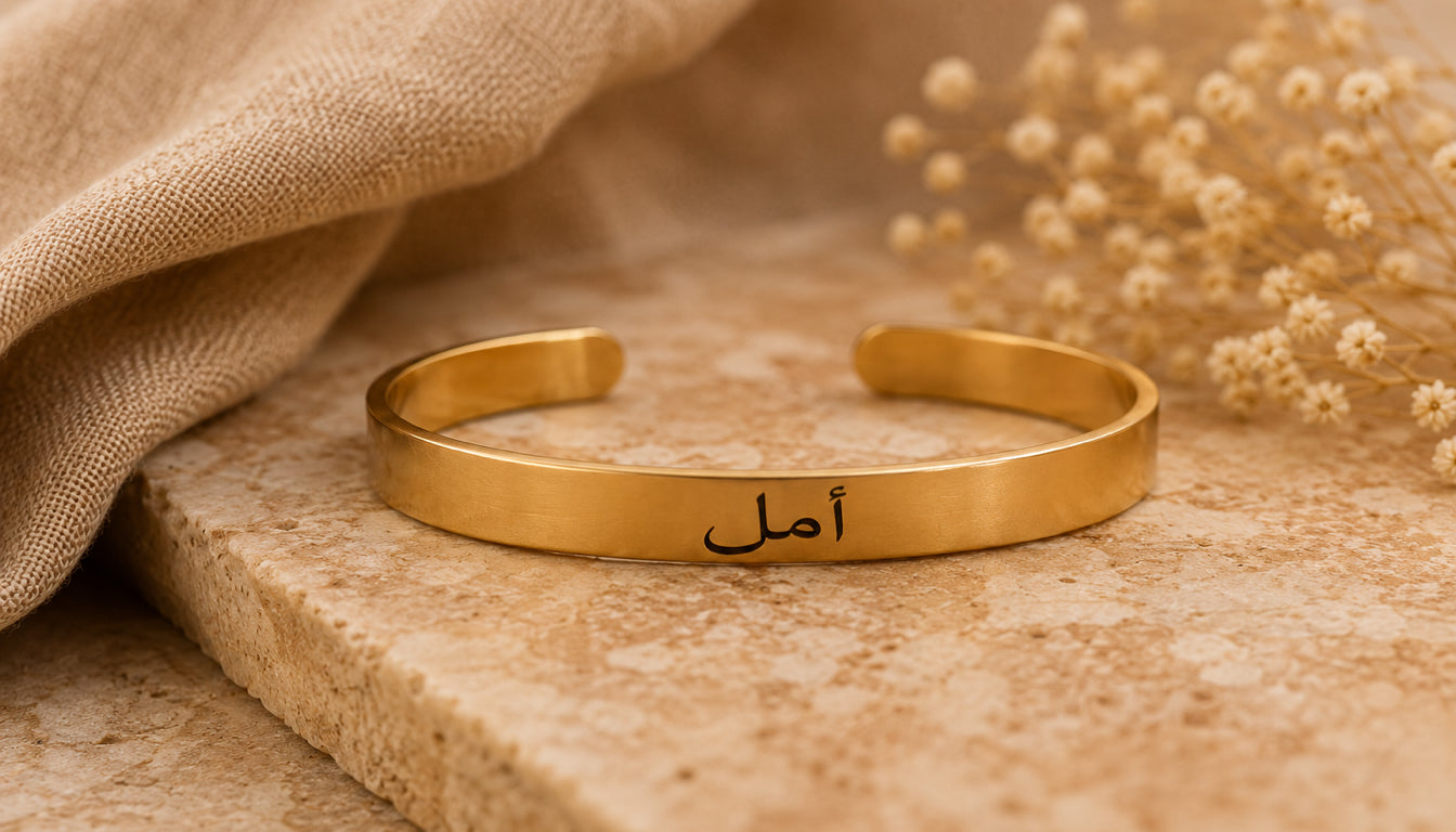 Du cadeau au talisman : comment un bracelet à inscription arabe devient le récit d’une histoire personnelle au poignet