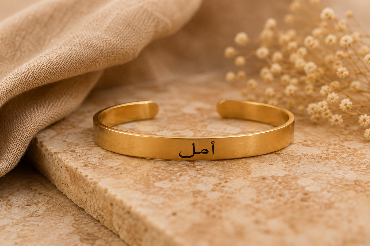 Du cadeau au talisman : comment un bracelet à inscription arabe devient le récit d’une histoire personnelle au poignet