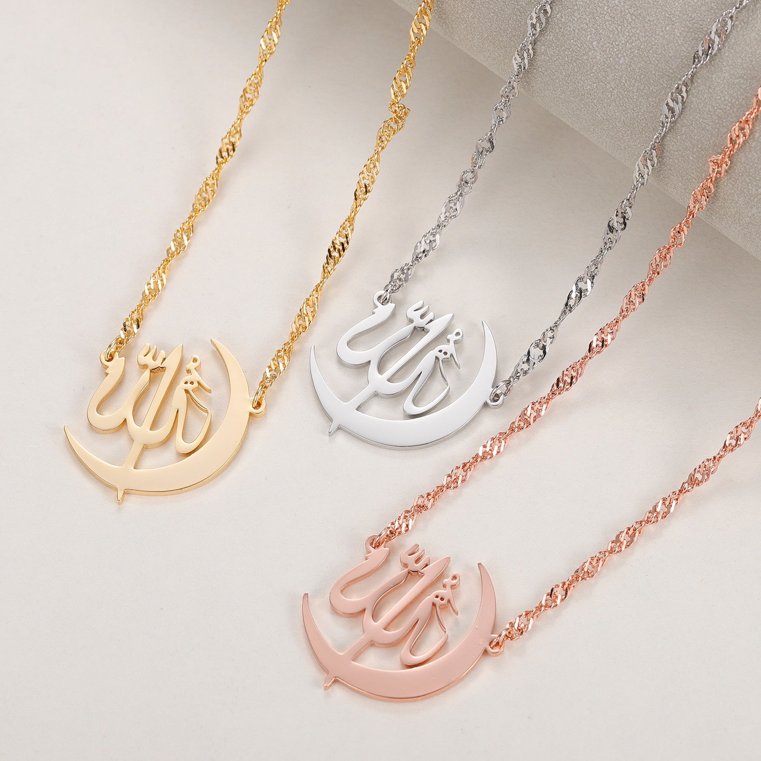 Pendentif Calligraphie Allah - RAZAQ-Jamilah™