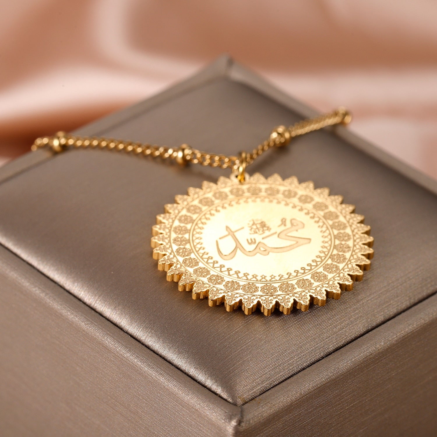 Collier Prénom Arabe - MUTALIQ-Jamilah™