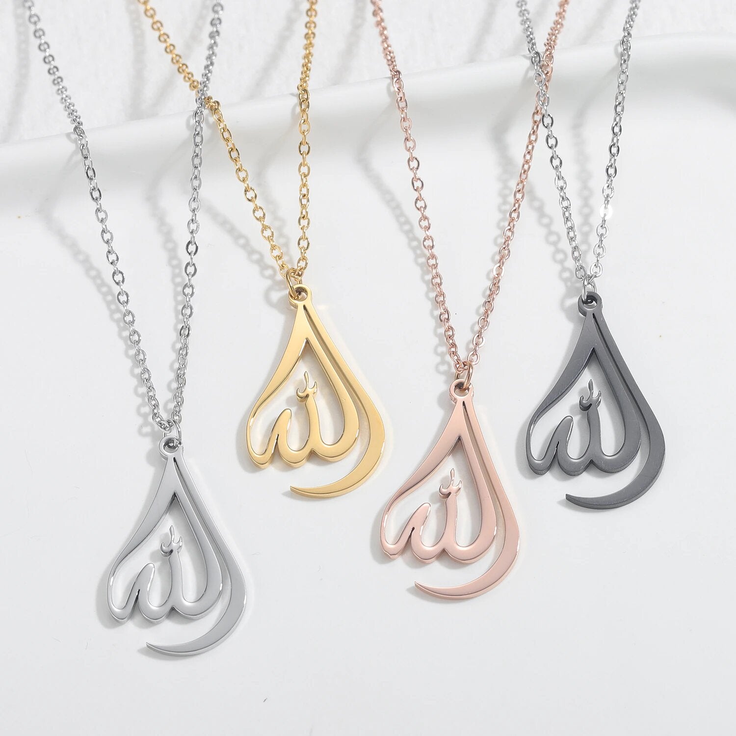 Pendentif Calligraphie Allah-Jamilah™